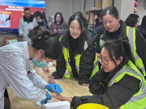 凌晨星光下的守护者：她们如何成为城市菜篮子的巾帼英雄？