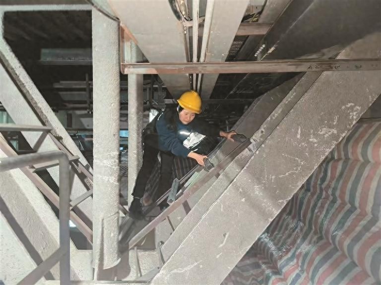 你知道吗？春运期间，西安北站天花板上的铁路工人竟在默默守护着我们的安全