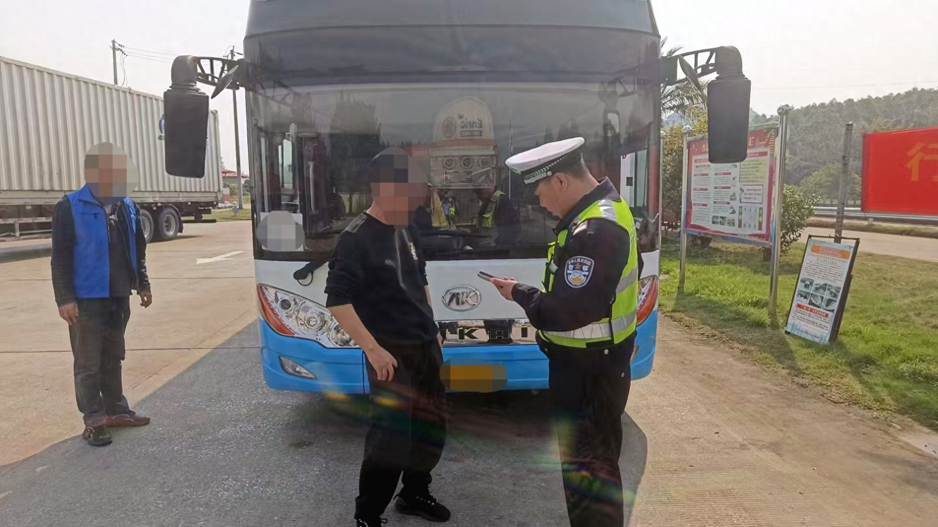 高速公路上开了10多年车的老司机，为何这次被罚？背后真相让人惊讶