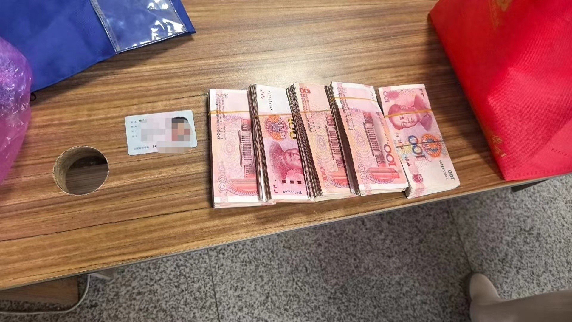 公交司机捡到4.7万巨款，他为何选择这样做？