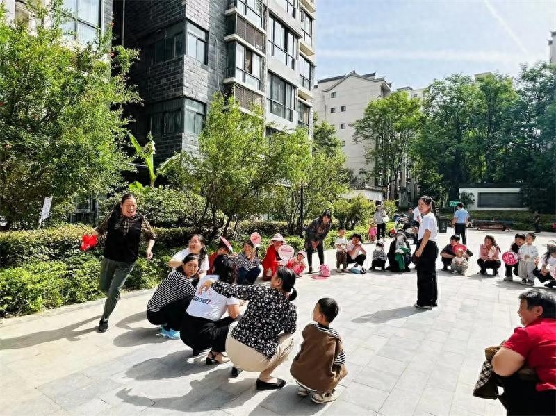 邻里运动会竟能如此欢乐！50岁大叔和30岁小伙同场竞技，谁更胜一筹？