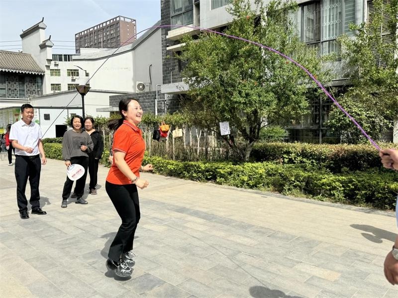 邻里运动会竟能如此欢乐！50岁大叔和30岁小伙同场竞技，谁更胜一筹？  第2张