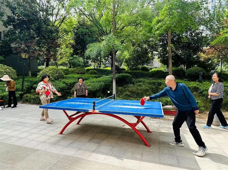 邻里运动会竟能如此欢乐！50岁大叔和30岁小伙同场竞技，谁更胜一筹？  第3张