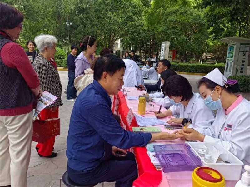 便民集市火爆开场！理发、磨刀、义诊一站式服务，你家社区有吗？
