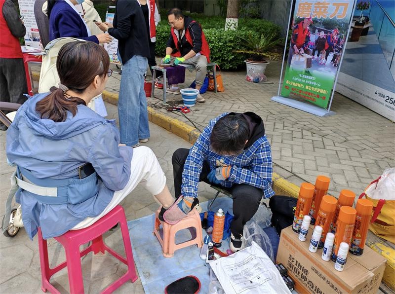 便民集市火爆开场！理发、磨刀、义诊一站式服务，你家社区有吗？  第2张