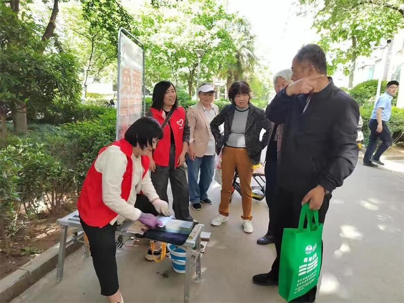 便民集市火爆开场！理发、磨刀、义诊一站式服务，你家社区有吗？  第3张