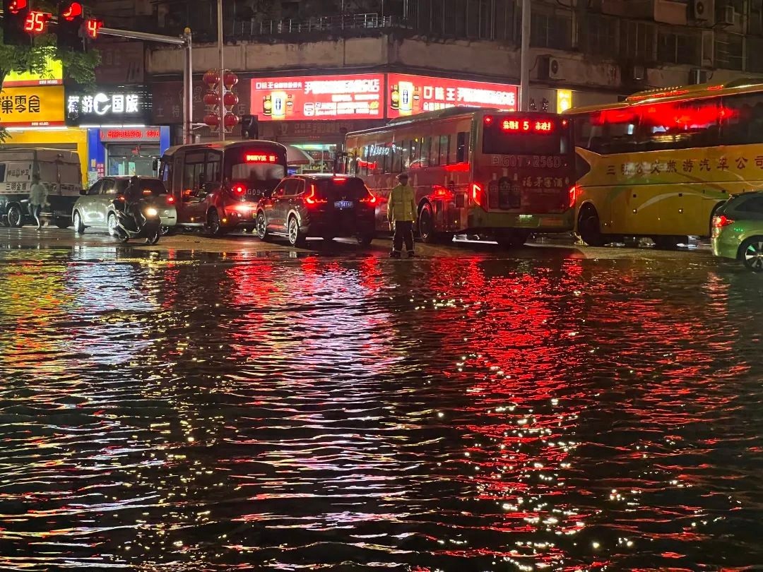 暴雨突袭！50毫米瞬时降雨量，你的城市做好准备了吗？