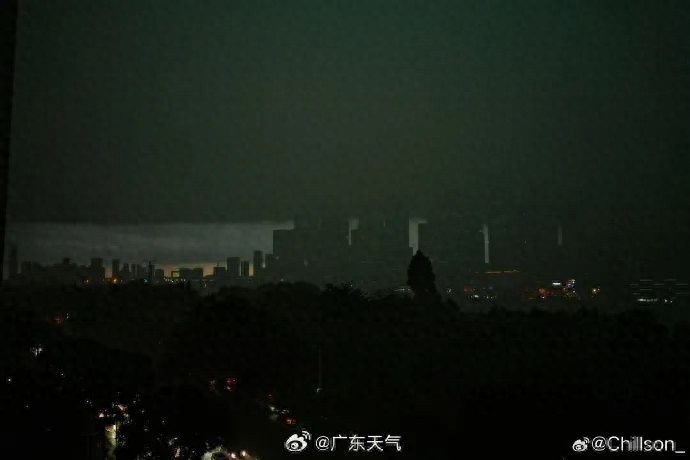 广东1秒天黑！暴雨狂倒200毫米，你的城市还好吗？