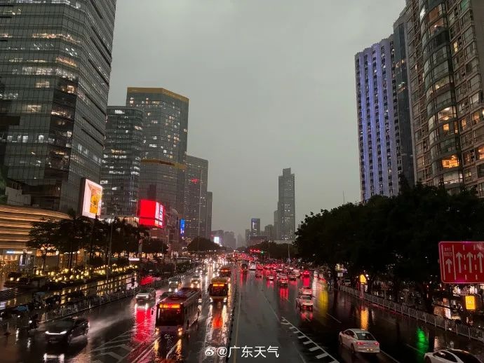 广东1秒天黑!暴雨狂倒200毫米,你的城市还好吗? 第2张 广东1秒天黑!暴雨狂倒200毫米,你的城市还好吗? 第2张