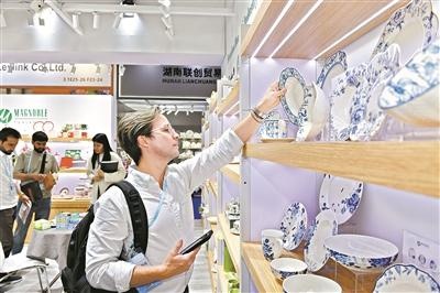 中国厨具惊艳全球！八角汤锅、贝壳煎锅为何让外国客商疯狂下单？  第2张