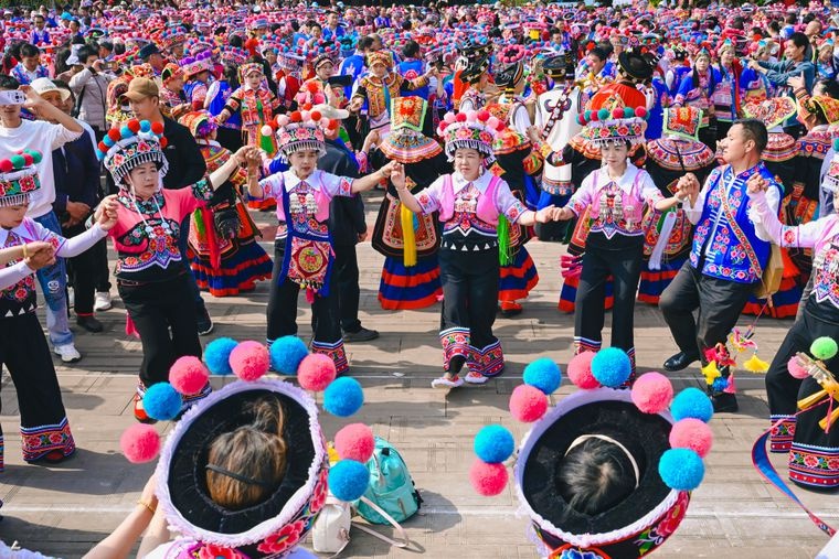 千年左脚舞遇上现代狂欢！2025牟定三月会，你准备好体验云南最炫民族风了吗？  第3张