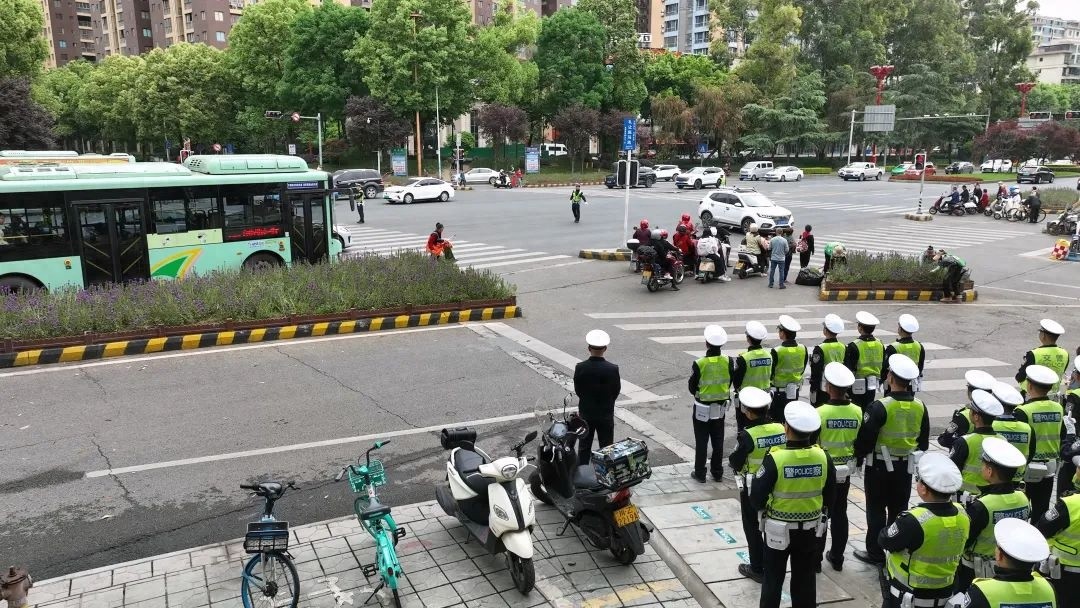 交警蜀黍现场教学！高峰时段如何靠精细指挥提升通行率？网友：科一重考现场？