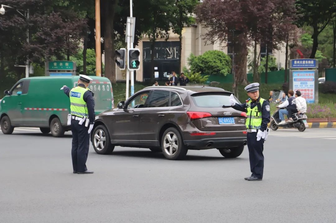 交警蜀黍现场教学！高峰时段如何靠精细指挥提升通行率？网友：科一重考现场？  第3张