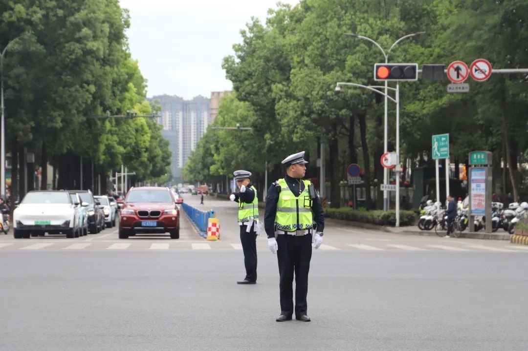 交警蜀黍现场教学！高峰时段如何靠精细指挥提升通行率？网友：科一重考现场？  第4张