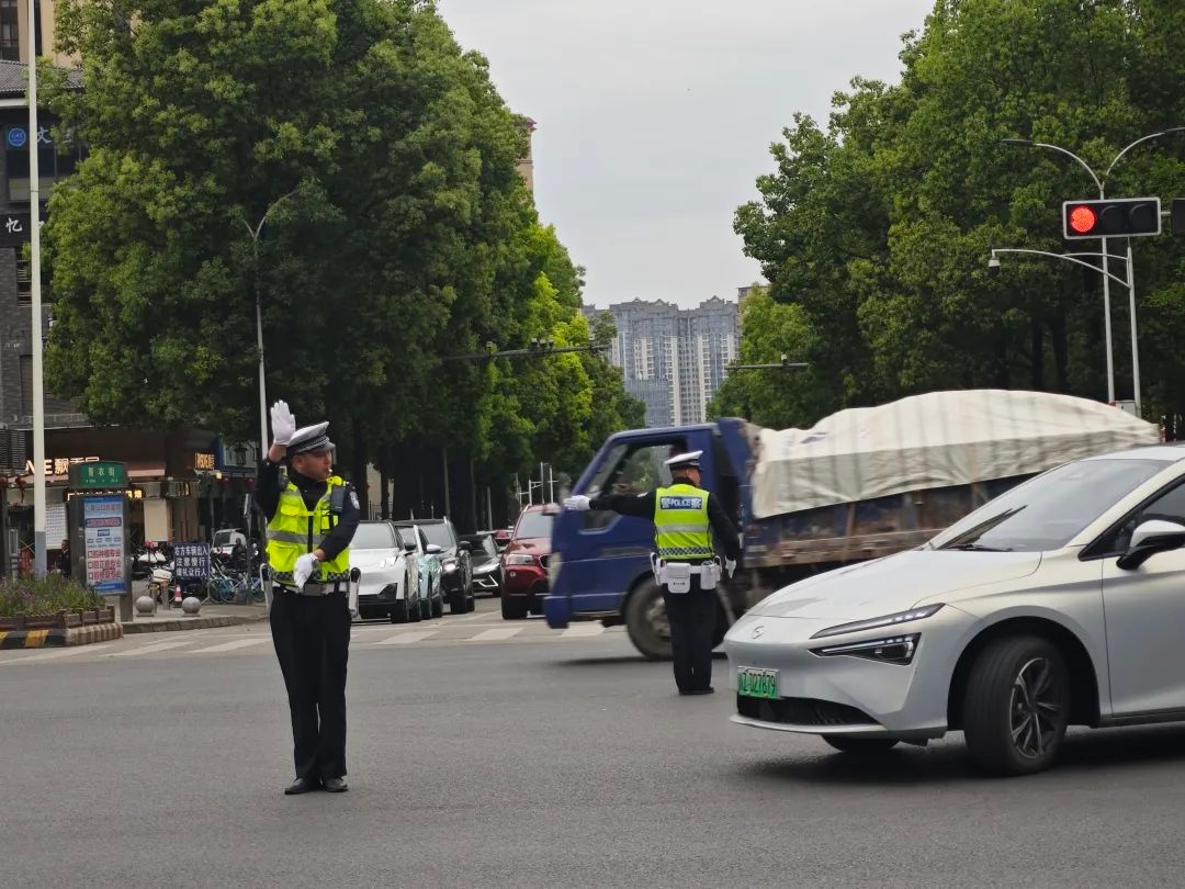 交警蜀黍现场教学！高峰时段如何靠精细指挥提升通行率？网友：科一重考现场？  第5张