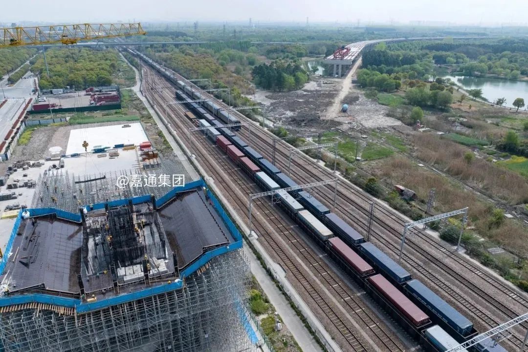 地下管线密如蛛网，头顶高压线横跨！这条城市快速路为何如此难建？  第2张