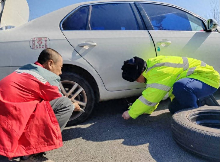 高速爆胎手足无措？收费站员工暖心相助，车主感动落泪  第1张