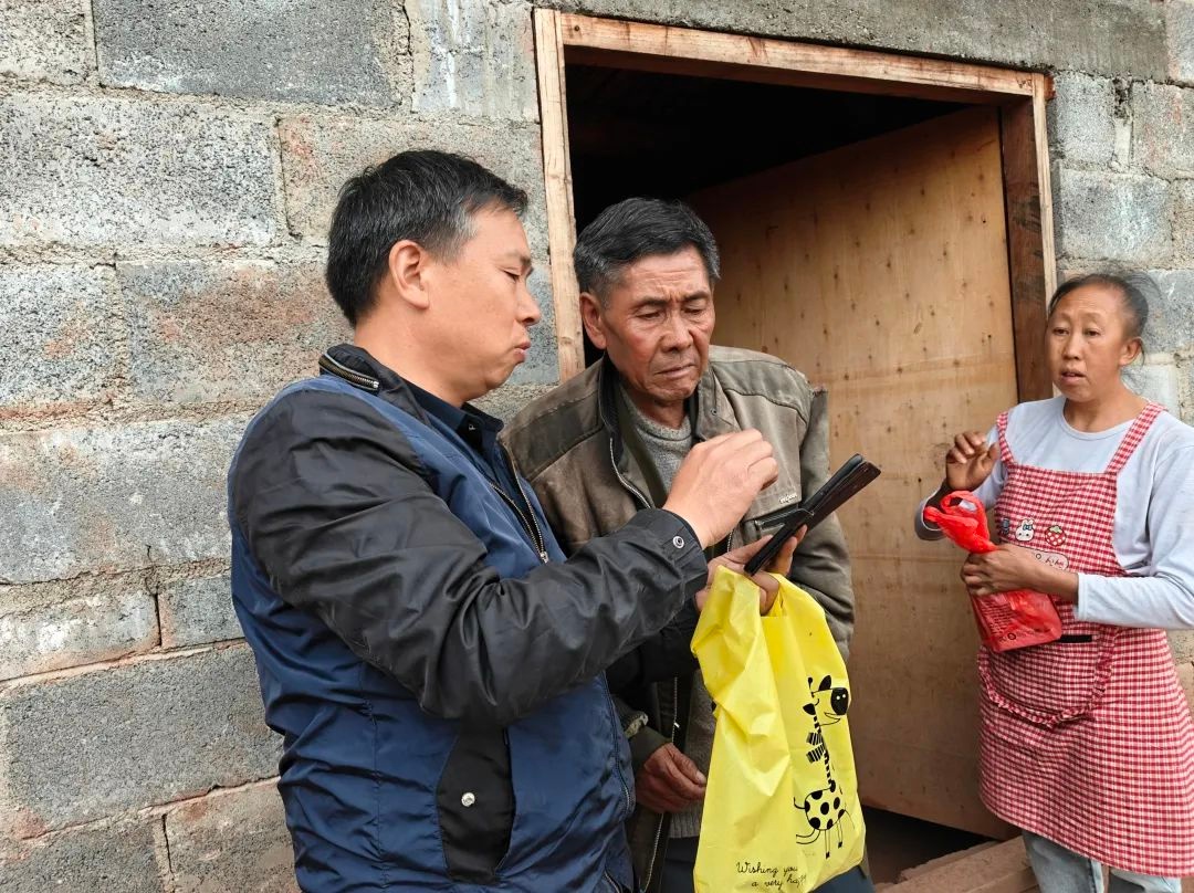 留守老人养老保险认证难？葛布村上门服务暖人心  第2张