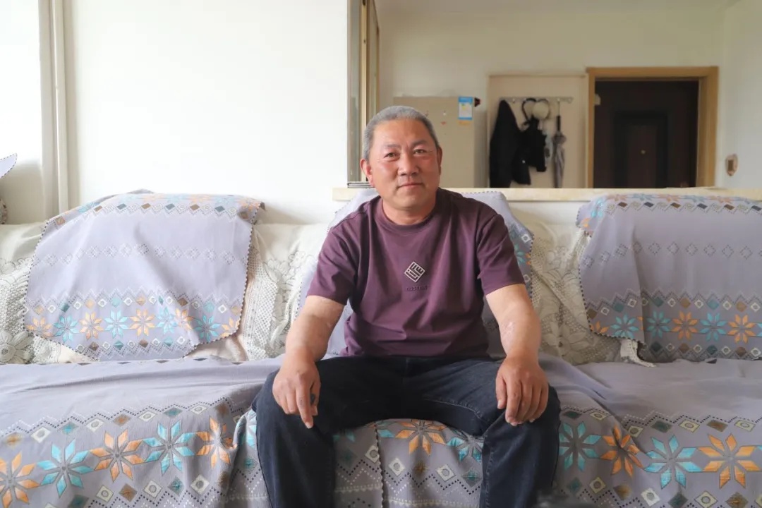 货车司机百米冲刺救人！轿车倒扣河中，他如何创造生命奇迹？  第2张