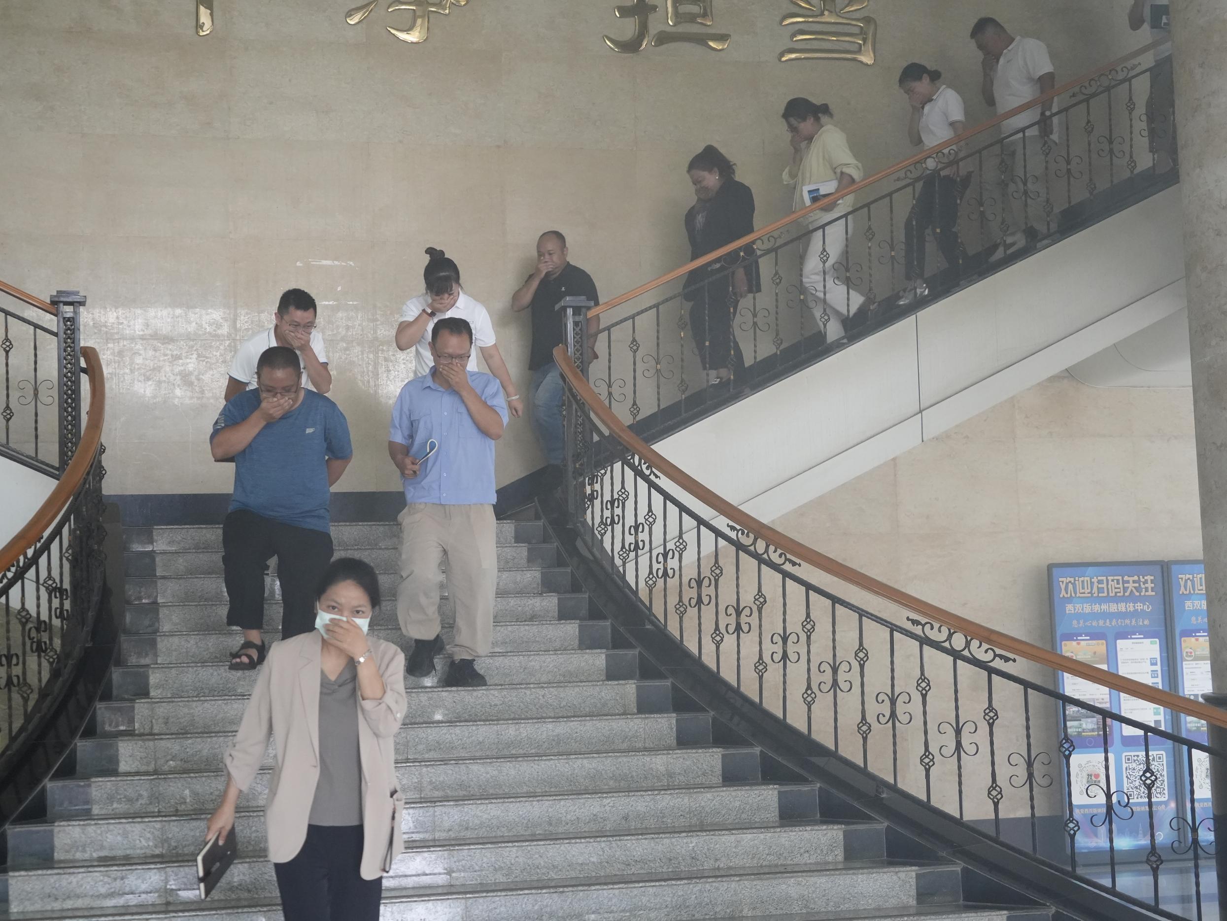 突发地震如何应对?西双版纳广电局这场演练让你掌握救命技巧 第2张 突发地震如何应对?西双版纳广电局这场演练让你掌握救命技巧 第2张