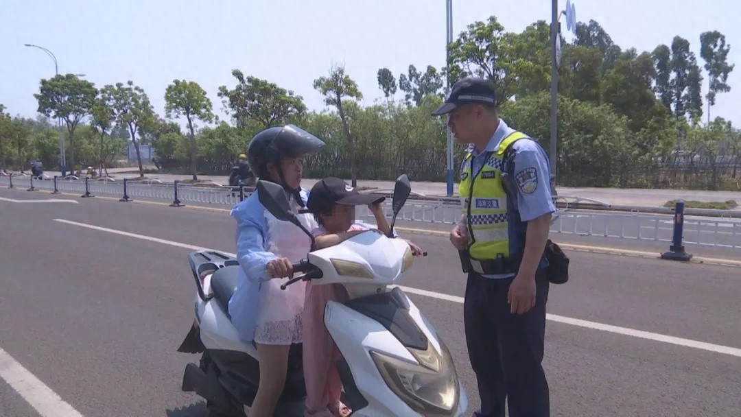 烈日下的守护者！洋浦交警为何在40℃高温下仍坚守岗位？