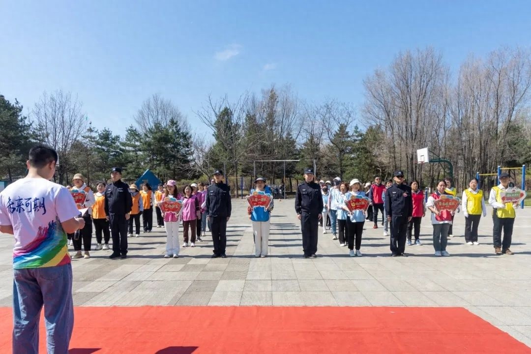 派出所民警竟输给广场舞大爷大妈？这场趣味运动会太精彩了