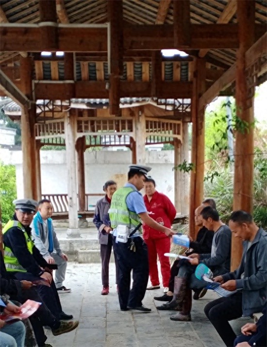 农村交通安全隐患多？民警进村宣讲，这些行为千万不能做