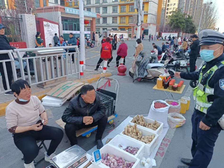 郑州交警十二支队春季行动：占道经营何时休？市民出行安全谁来守护