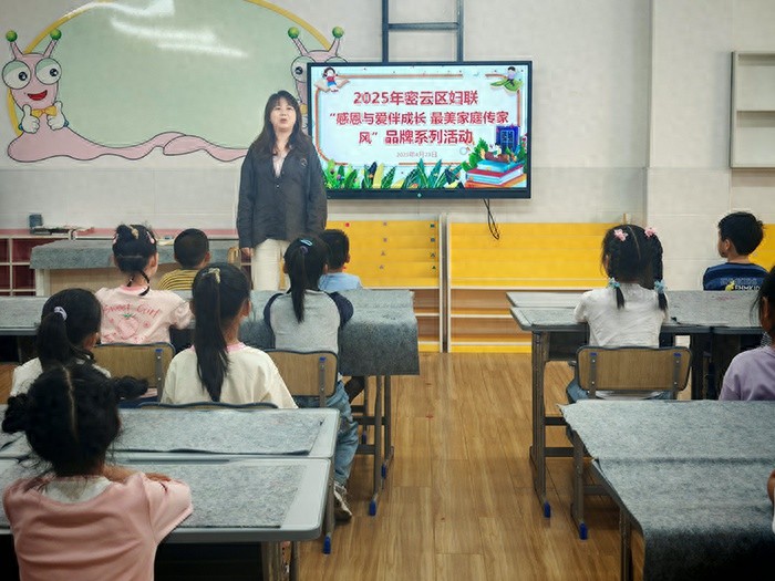 孩子们用画笔绘出书香世界，你家的移动图书馆准备好了吗？
