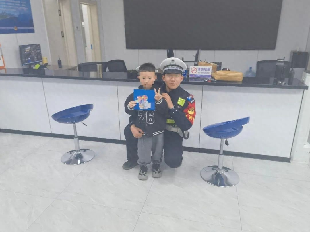 暖心！五一前夕，这位小朋友的举动让交警叔叔们感动不已