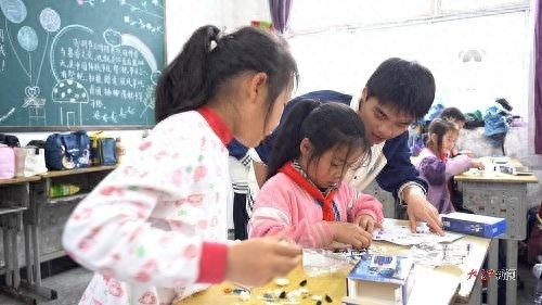 震撼！乡村小学的孩子们竟用纸飞机划出梦想弧线，航空梦从这里起飞  第1张