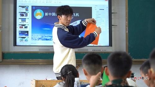 震撼！乡村小学的孩子们竟用纸飞机划出梦想弧线，航空梦从这里起飞  第2张