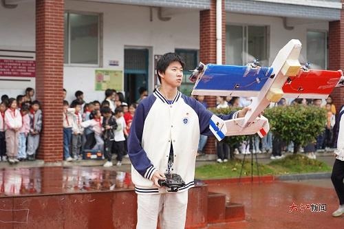 震撼！乡村小学的孩子们竟用纸飞机划出梦想弧线，航空梦从这里起飞  第3张
