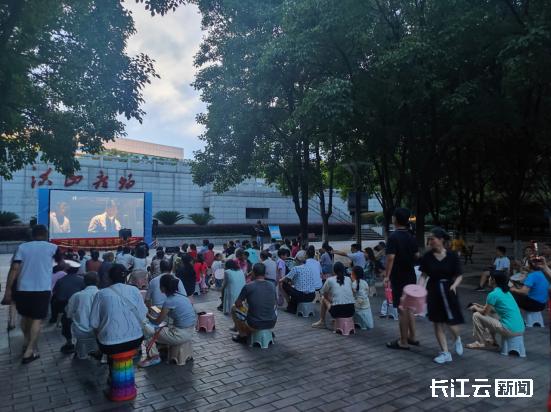 武汉洪山广场露天电影展播震撼来袭！180部经典影片免费看，你准备好了吗？  第2张