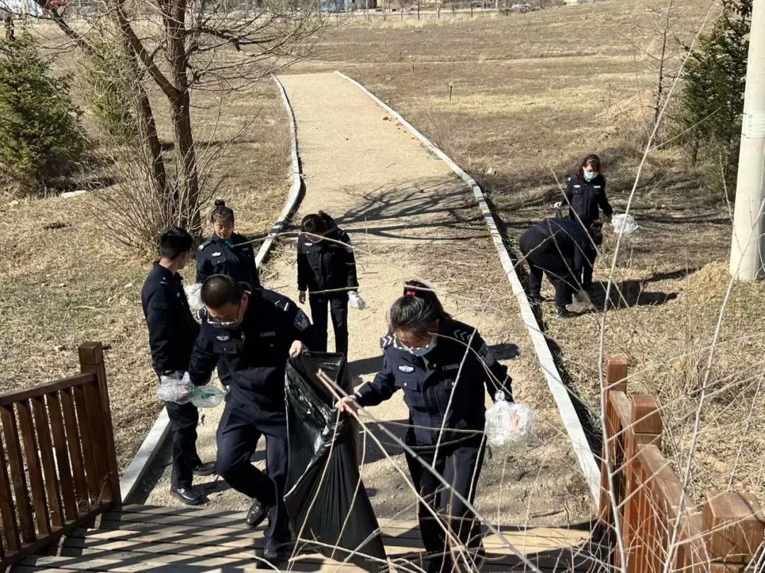 正镶白旗民辅警变身环保卫士！你的社区也能这样焕然一新吗？  第3张
