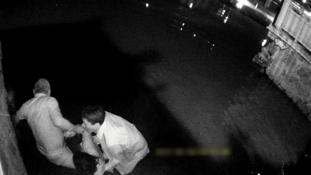 深夜河道惊险救援！警员纵身入水，他们如何与时间赛跑挽救生命？  第2张