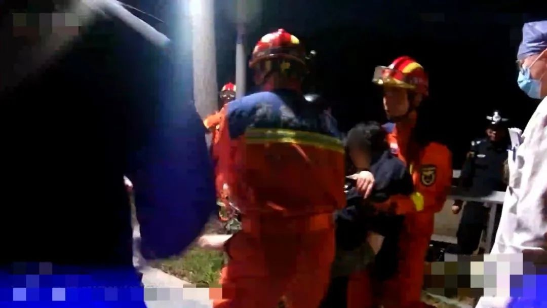 深夜河道惊险救援！警员纵身入水，他们如何与时间赛跑挽救生命？  第3张