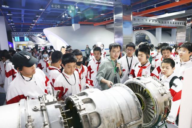 为什么黄粉虫能成为太空食物？中国航天日揭秘月宫一号的惊人突破  第2张