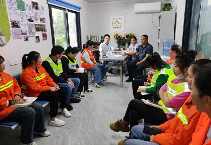 城市美容师也有诗和远方？橙光读书会为环卫工人打造专属精神家园  第1张