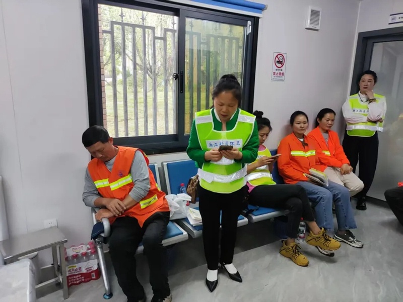 城市美容师也有诗和远方？橙光读书会为环卫工人打造专属精神家园  第2张