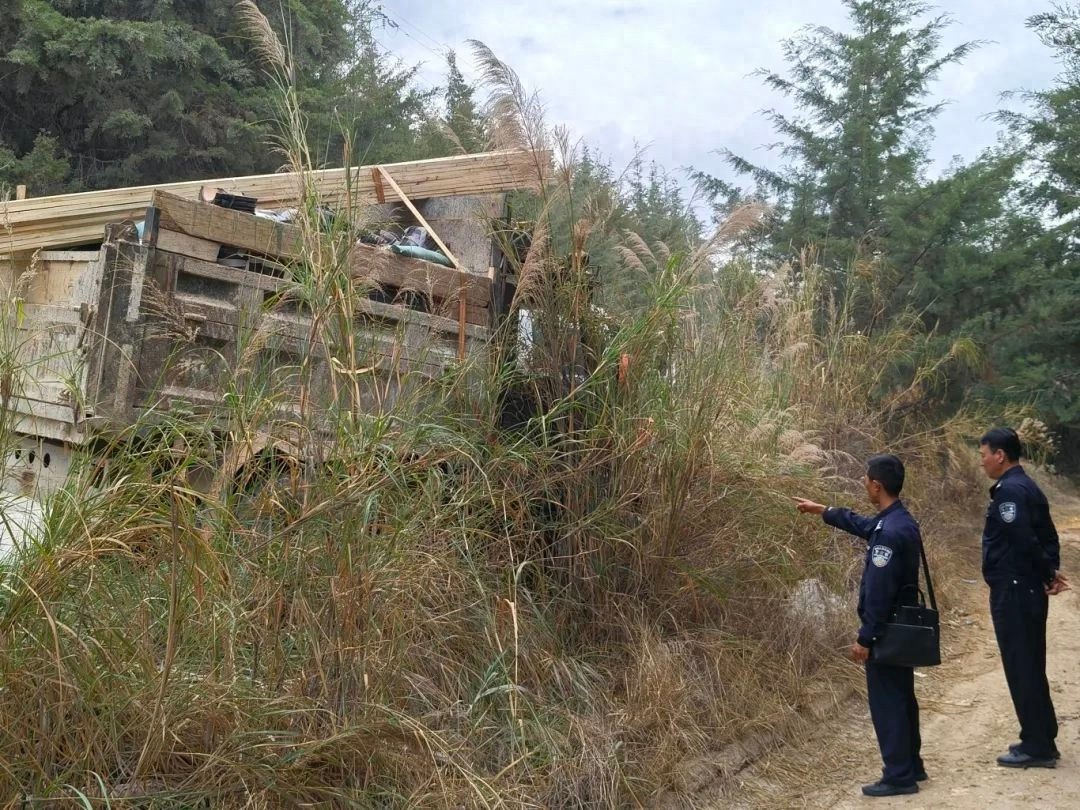 拖拉机侧滑被困，民警暖心救援！这些春日里的守护故事，你被暖到了吗？  第1张