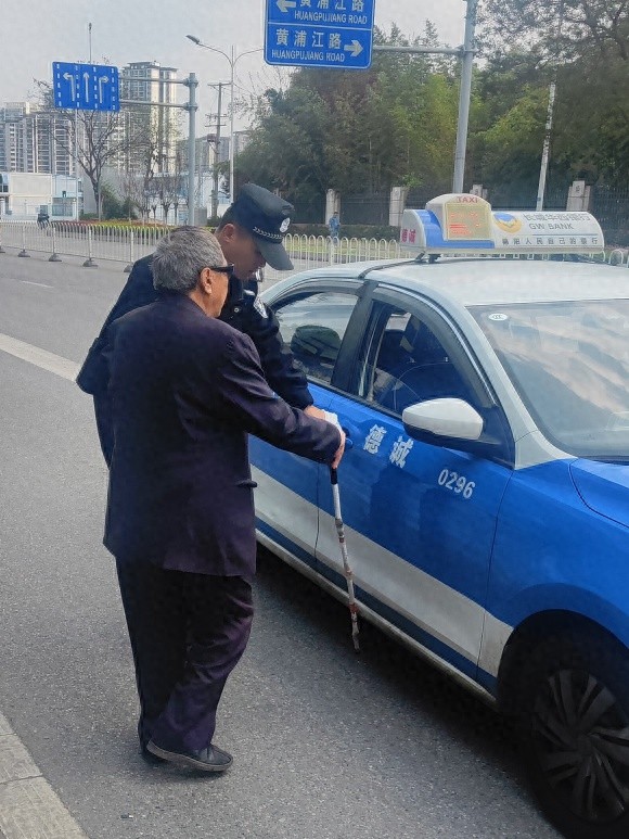 视障人士独自办事难？旌阳法院王警官全程陪护，暖心服务获点赞