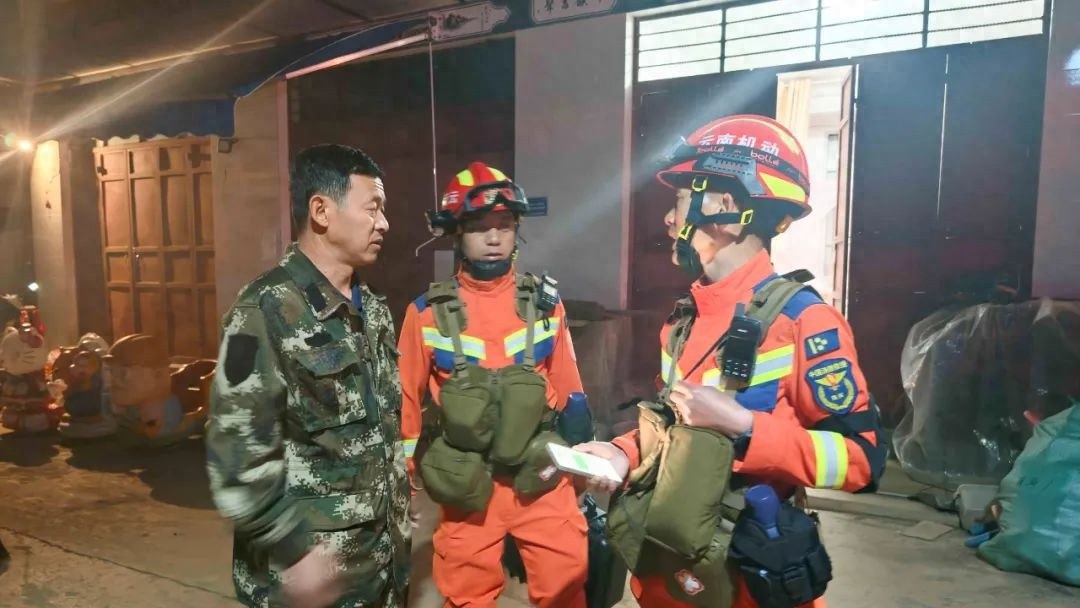 地震夜袭洱源！消防员与时间赛跑，他们的帐篷能抢在暴雨前搭好吗？