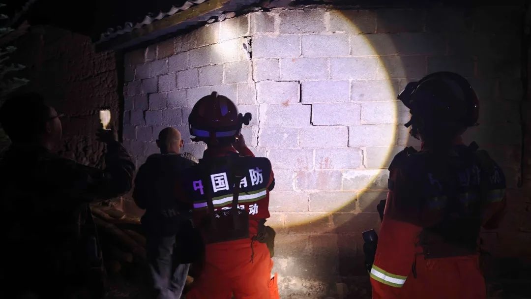 地震夜袭洱源！消防员与时间赛跑，他们的帐篷能抢在暴雨前搭好吗？  第2张