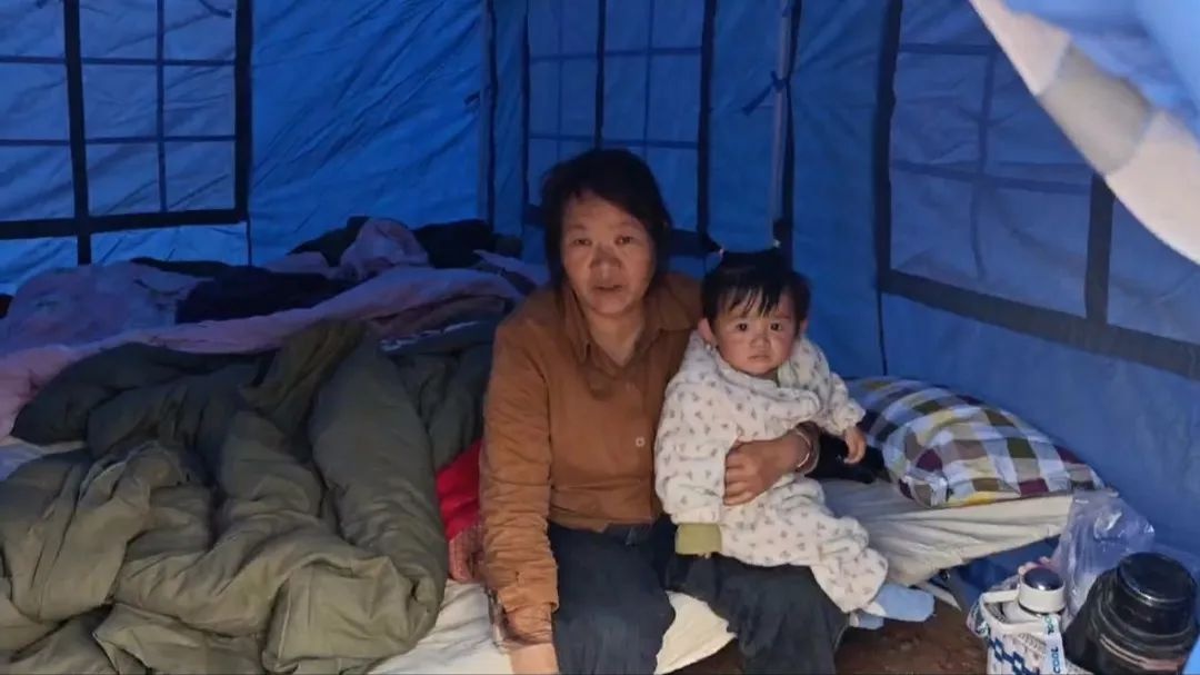 地震夜袭洱源！消防员与时间赛跑，他们的帐篷能抢在暴雨前搭好吗？  第6张