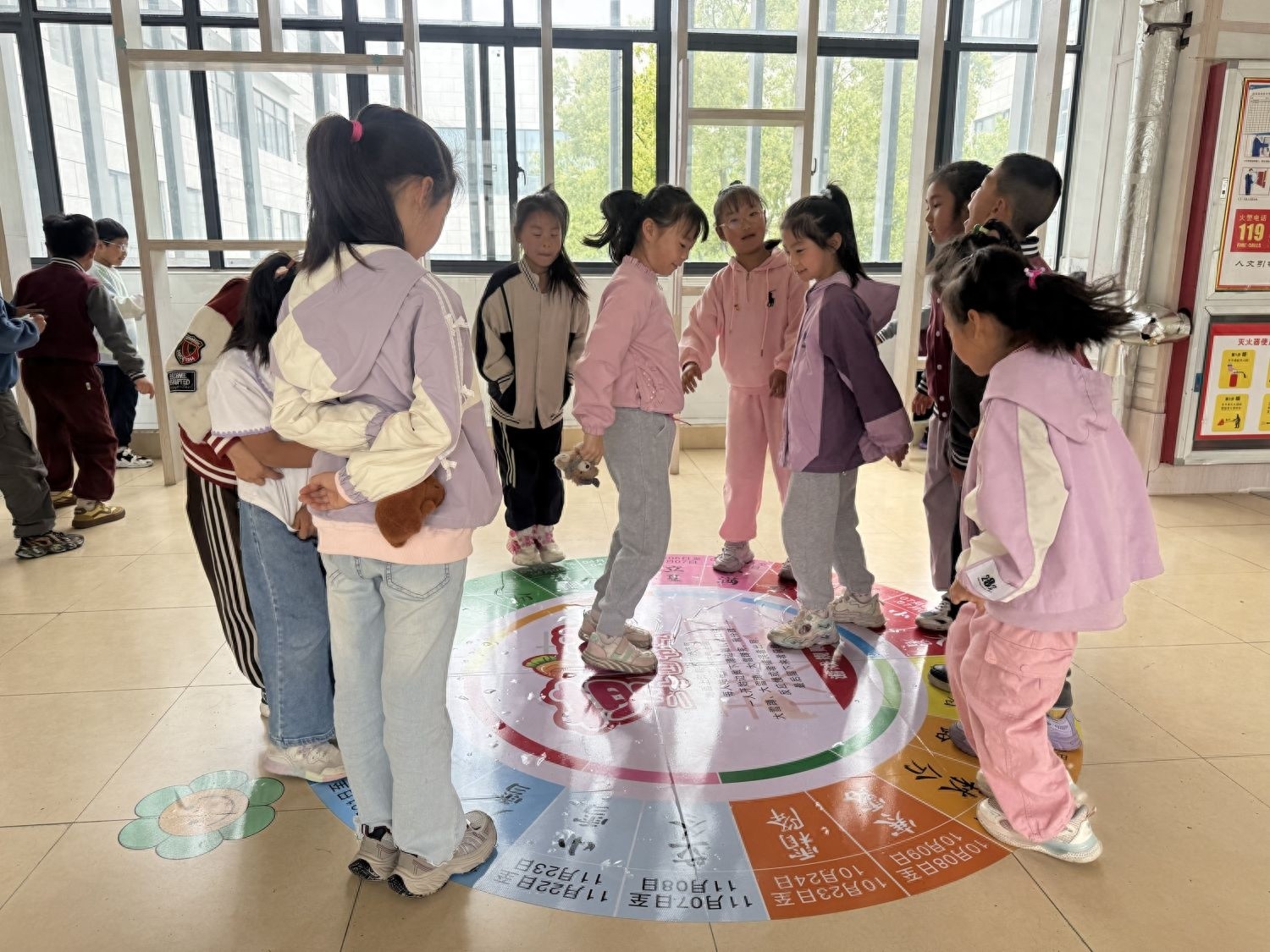 课间15分钟竟能如此精彩！二年级走廊变身益智游戏乐园，你家孩子玩过吗？