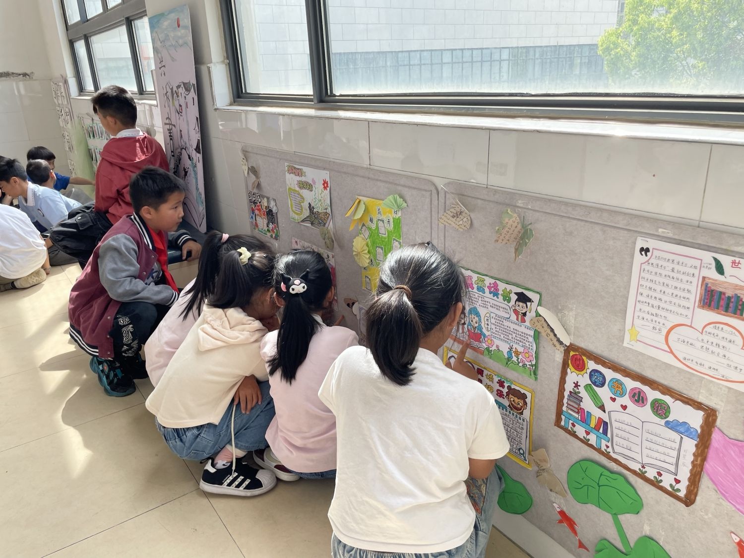 课间15分钟竟能如此精彩！二年级走廊变身益智游戏乐园，你家孩子玩过吗？  第3张