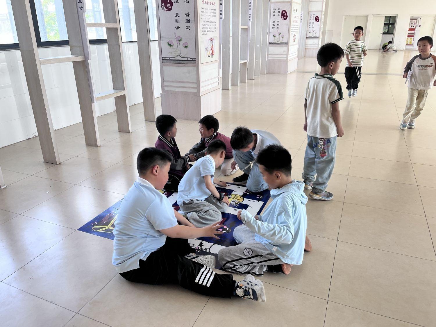 课间15分钟竟能如此精彩！二年级走廊变身益智游戏乐园，你家孩子玩过吗？  第4张