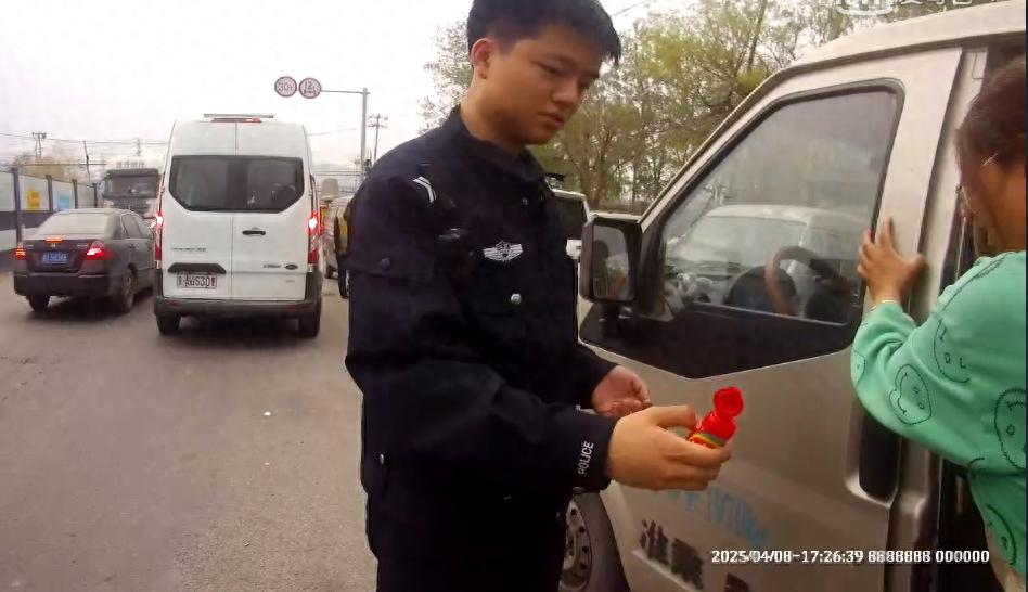 暖心！民警巡逻途中偶遇低血糖女子，一颗糖竟能救人一命？