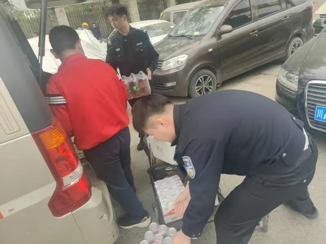 暖心！民警巡逻途中偶遇低血糖女子，一颗糖竟能救人一命？  第2张